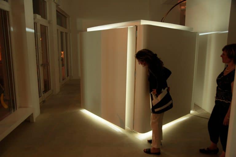 Jenny Brockmann: ‚Shy Room‘, 2010. Wood, MDF, motor. Exhibition view, Gallery Gerken, Berlin. Photo: Jenny Brockmann © the artist