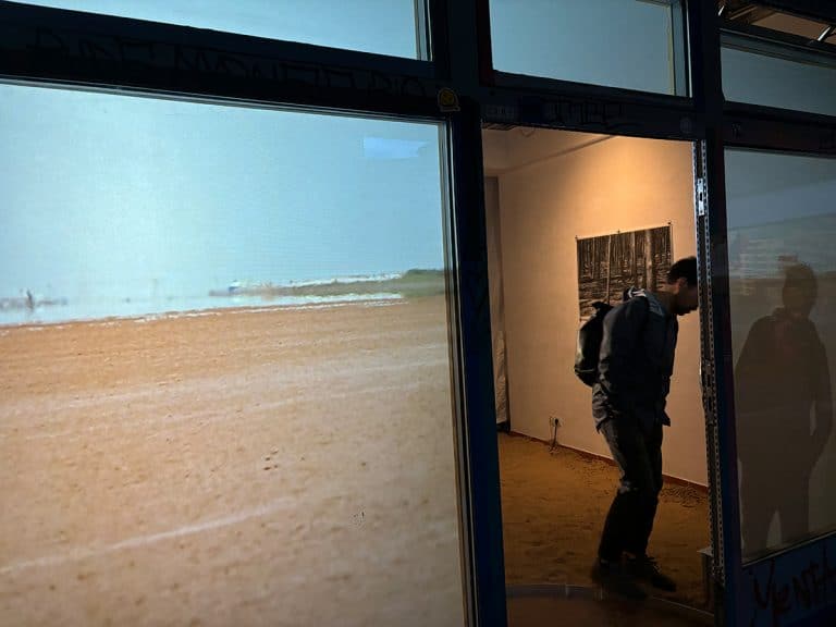 Jenny Brockmann: ‚Hitze-Heat’, 2024. Installation view at Kotti-Shop Berlin. Photo: Jenny Brockmann © the artist