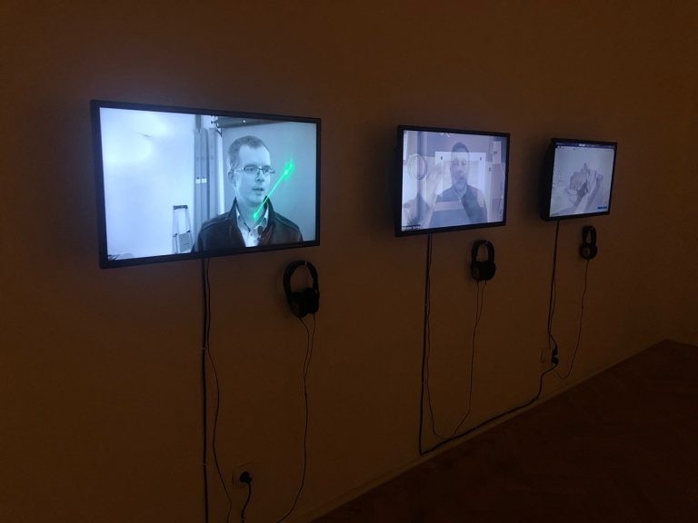 Jenny Brockmann: ‚Study_Pokaz-Laserowy‘, 3-channel video. 20:51 min., 2023. Exhibition view at Studio Galeria, Warsaw. Photo: Jenny Brockmann © the artist