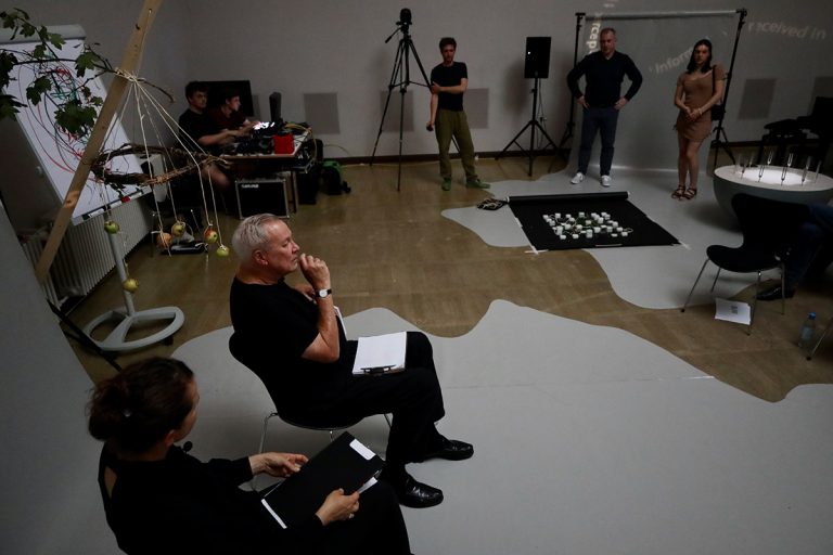 Jenny Brockmann: ‚Plateaus for a Dialogue with Robert Wilson‘, 2023. Tripods, polyethylene coated fabric, objects, light. Workshop with Robert Wilson at Oberlichtsaal, Bauhaus-Universität Weimar. Photo: René-T. Kusche © the artist