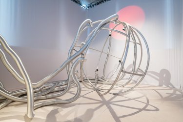 Jenny Brockmann: ‚Cold - On Sensitivity‘, 2019. Aluminum, refrigeration unit, Aluflex pipes, valves, controller. Exhibition view at Pavillon im Ilm Park, Klassik Stiftung Weimar, project 'Heat Cold Devices. Bauhaus – Attempting Balance’. Photo: Thomas Müller © the artist