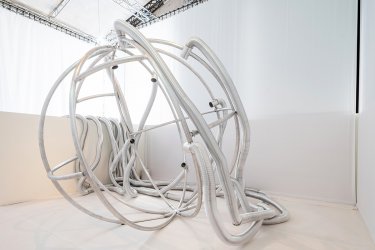 Jenny Brockmann: ‚Cold - On Sensitivity‘, 2019. Aluminum, refrigeration unit, Aluflex pipes, valves, controller. Exhibition view at Pavillon im Ilm Park, Klassik Stiftung Weimar, project 'Heat Cold Devices. Bauhaus – Attempting Balance’. Photo: Thomas Müller © the artist